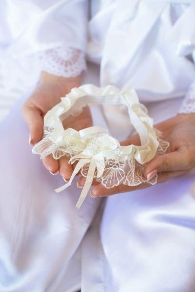 Подвязка невесты, история появления, варианты дизайна и цвета