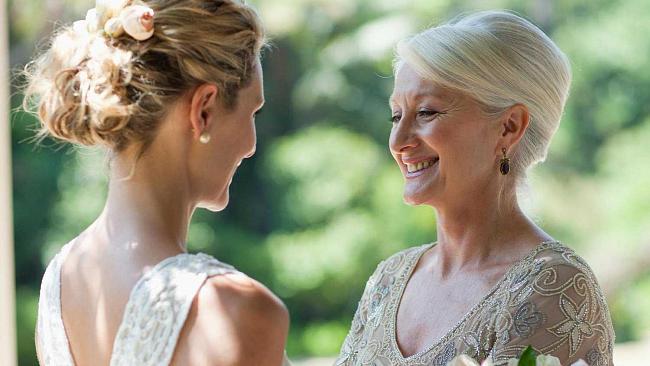 Выбираем платье на свадьбу для мамы: максимум практичности и минимум легкомыслия